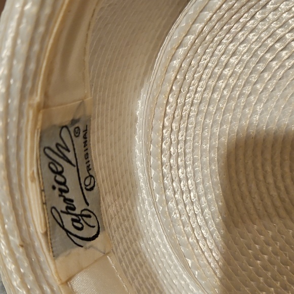 BEAUTIFUL VINTAGE CAPRICE HAT WITH BOW AND VEIL AND A STICK PIN. - Picture 8 of 10